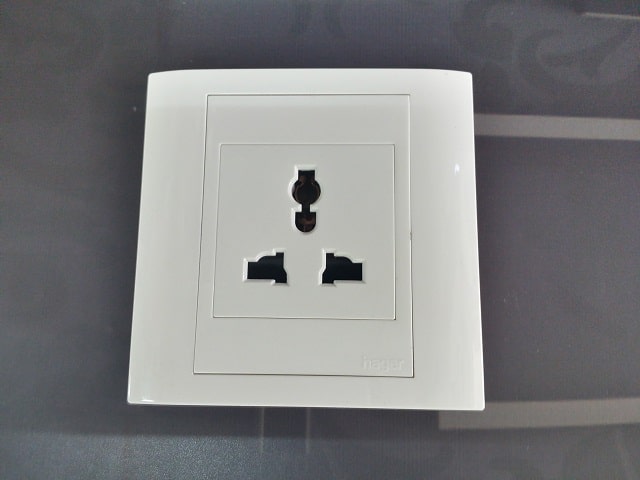 Ổ cắm đơn đa năng Hager