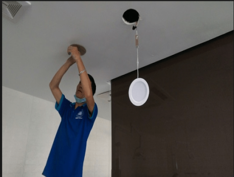 Cách thay và lắp bóng đèn downlight âm trần khi hỏng