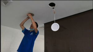 thay bóng đèn downlight